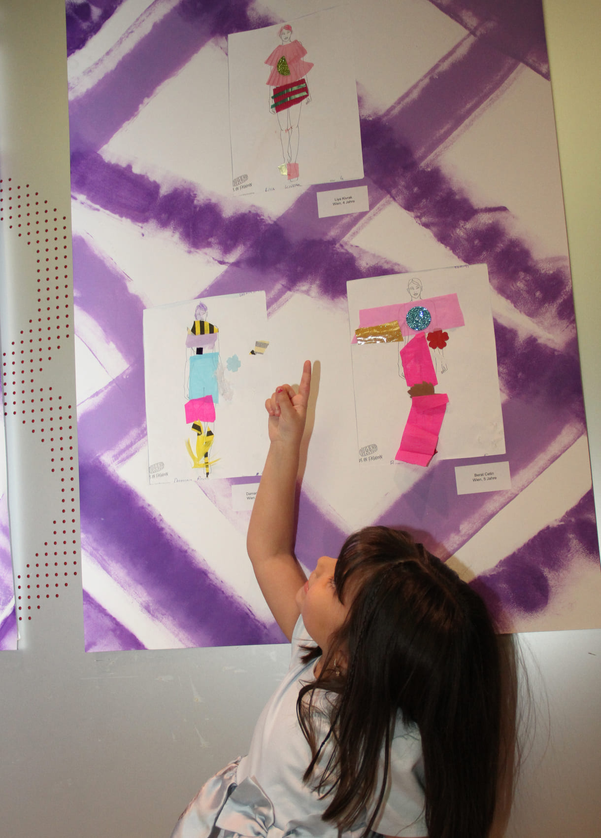 Quirlig unterwegs: Liya Kivrak - zu ihrer Zeichnung muss sie sich weit hinauf strecken