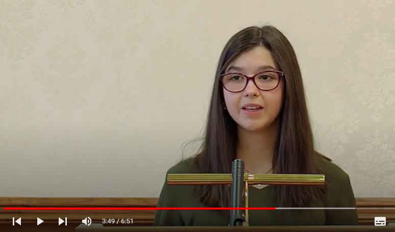 Destina Deniz bei ihrer Rede - Screenshot aus dem Video im wienXtra-Kanal von YouTube