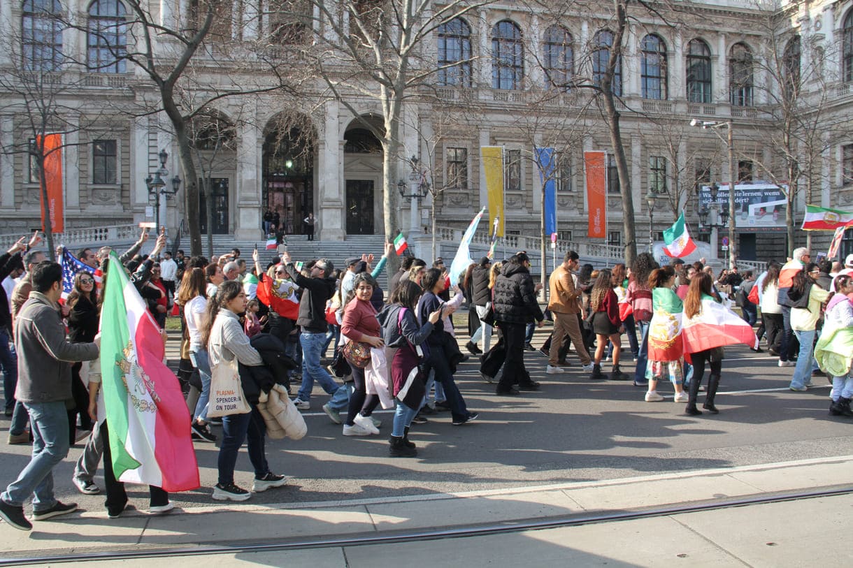 Freudige Iran-Demosntrant:innen