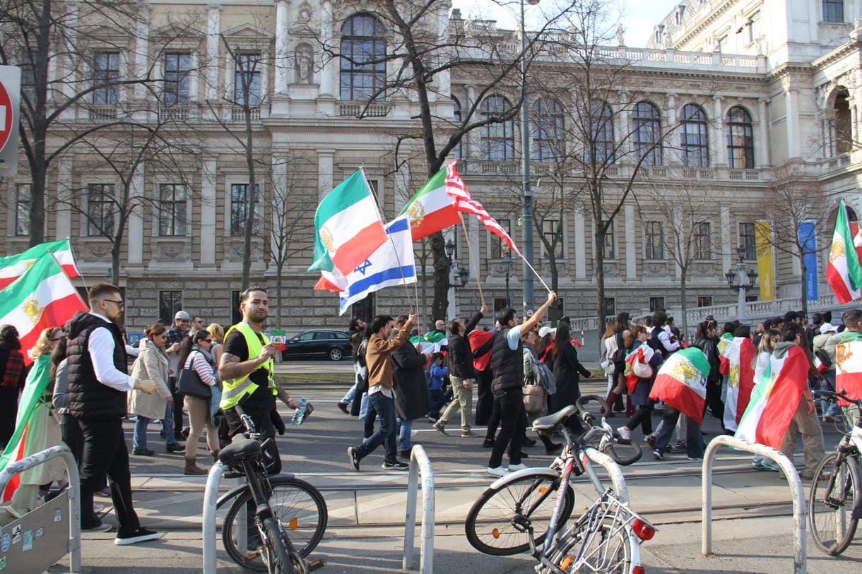 Freudige Iran-Demosntrant:innen