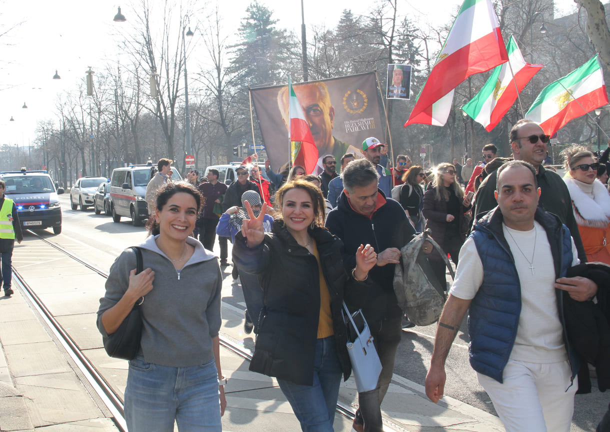 Viele Pahlavi-Fotos, manche auch mit Schah bzw. King betitelt