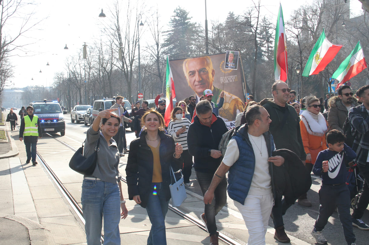 Viele Pahlavi-Fotos, manche auch mit Schah bzw. King betitelt