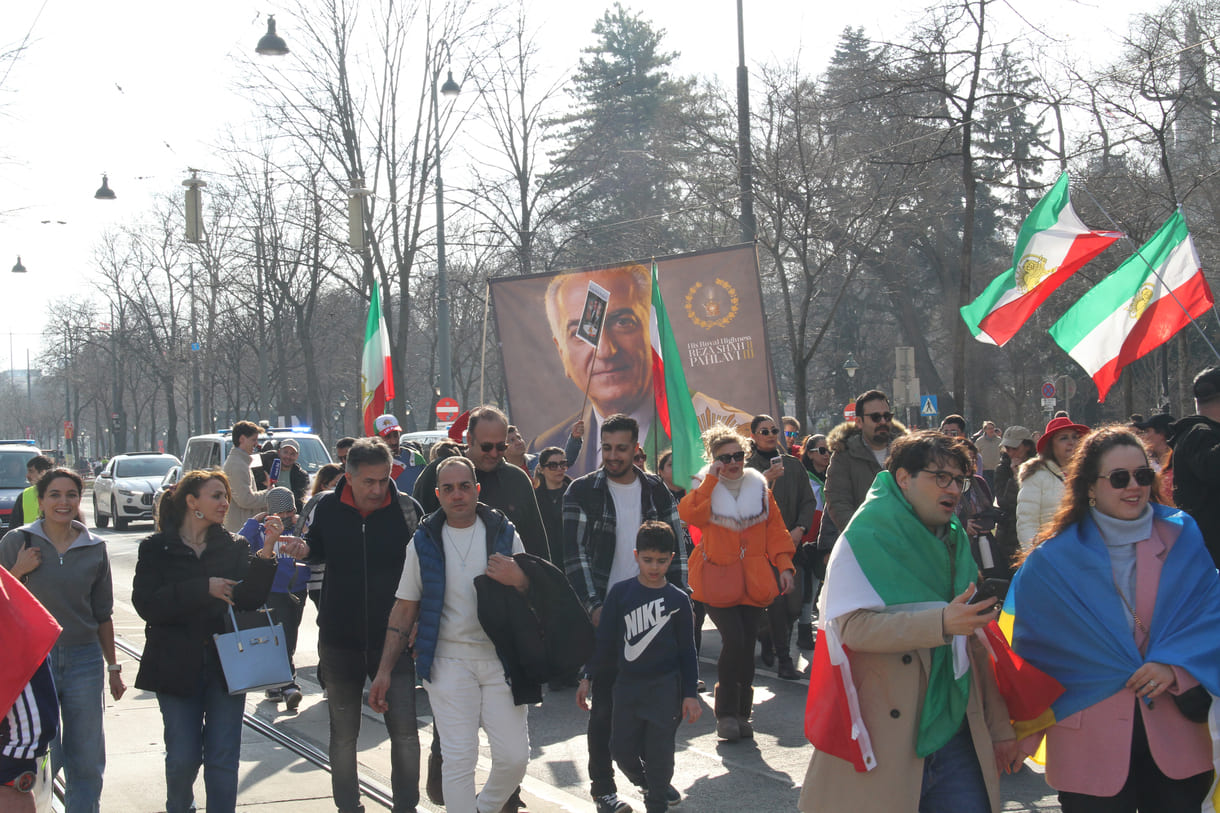 Viele Pahlavi-Fotos, manche auch mit Schah bzw. King betitelt