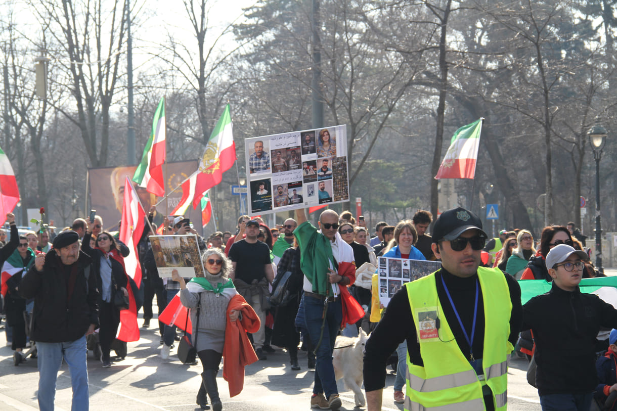Freudige Iran-Demosntrant:innen
