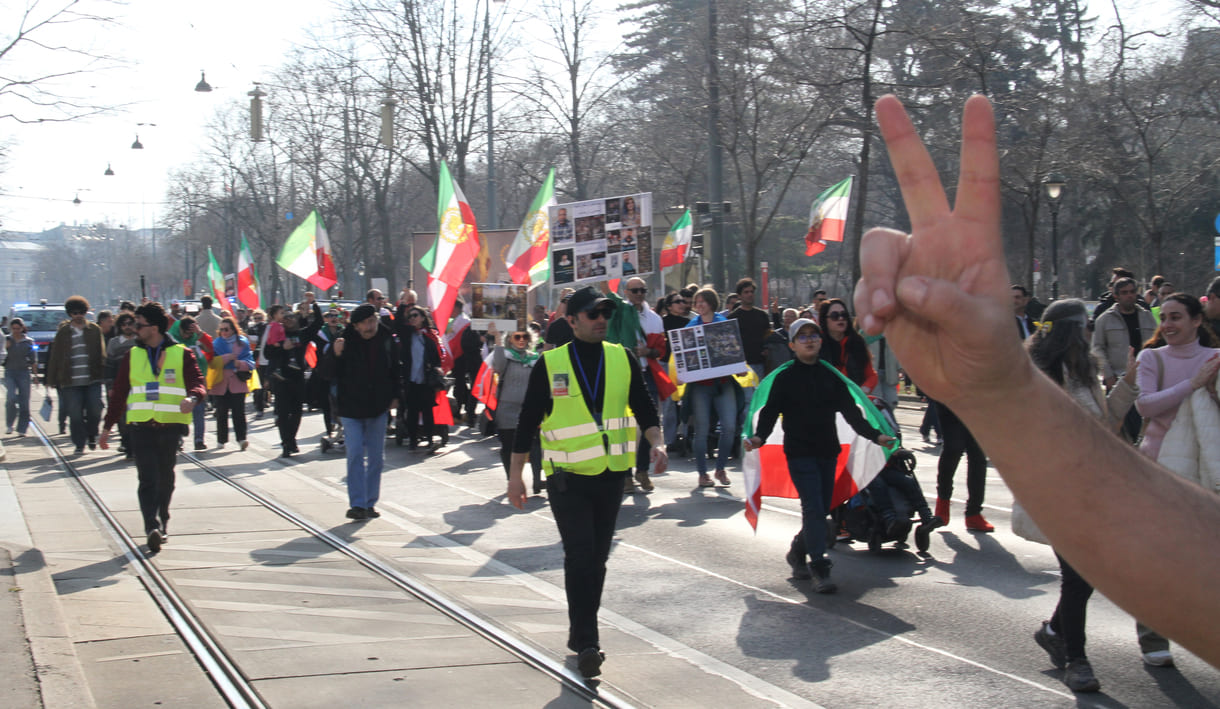 Freudige Iran-Demosntrant:innen