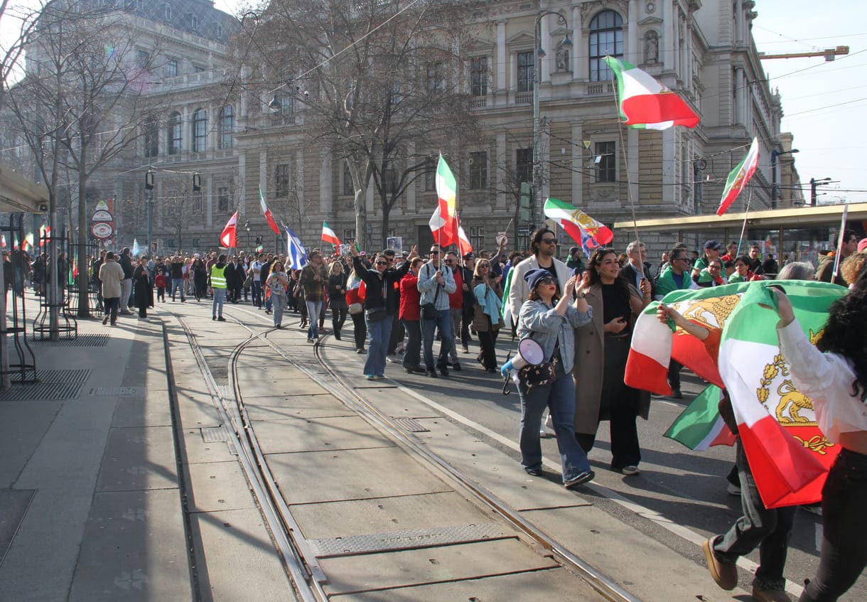 Freudige Iran-Demosntrant:innen