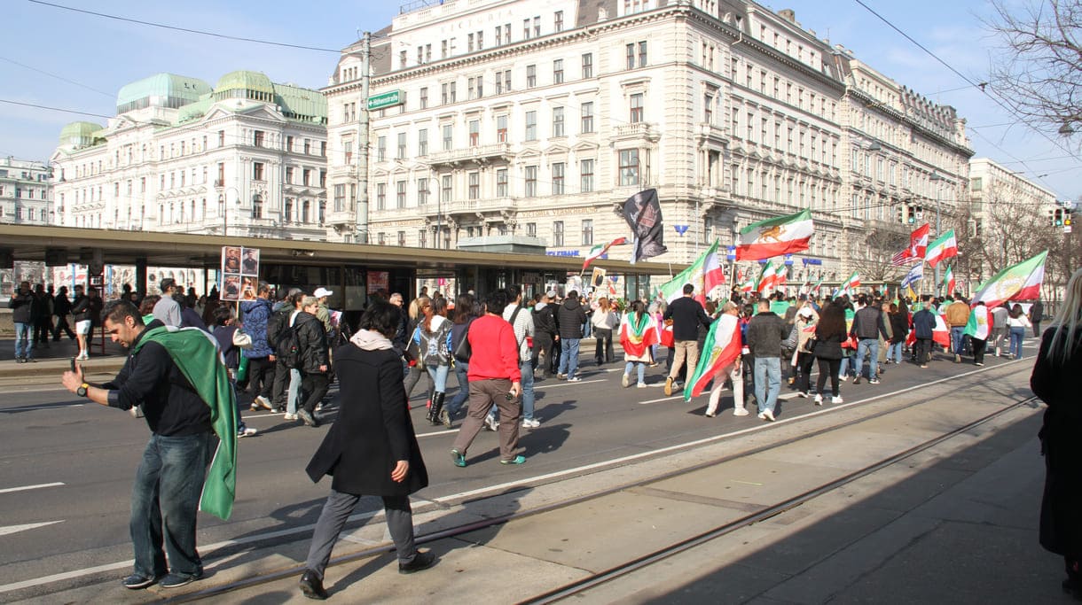 Freudige Iran-Demosntrant:innen