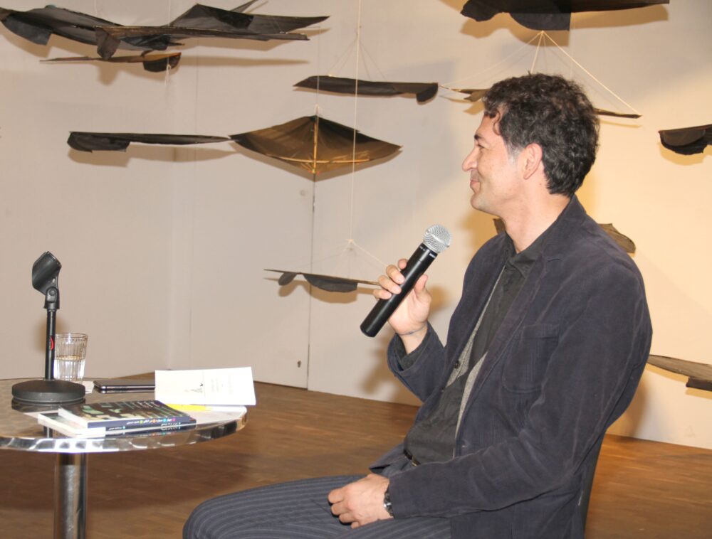 Asef Hossaini mit seinem jüngsten Buch