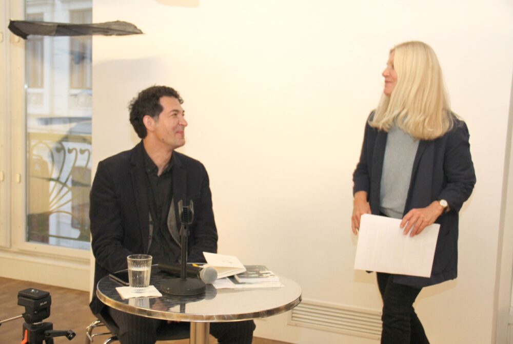 Autor Asef Hossaini und die leiterin des Kunstraumes, Christine Janicek