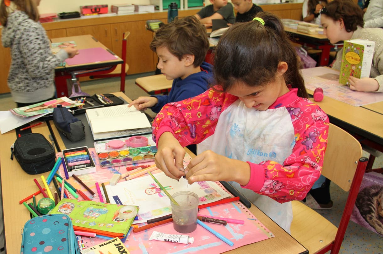 Volksschulkinder malen ihren jeweils größten Traum - und das für einen guten Zweck