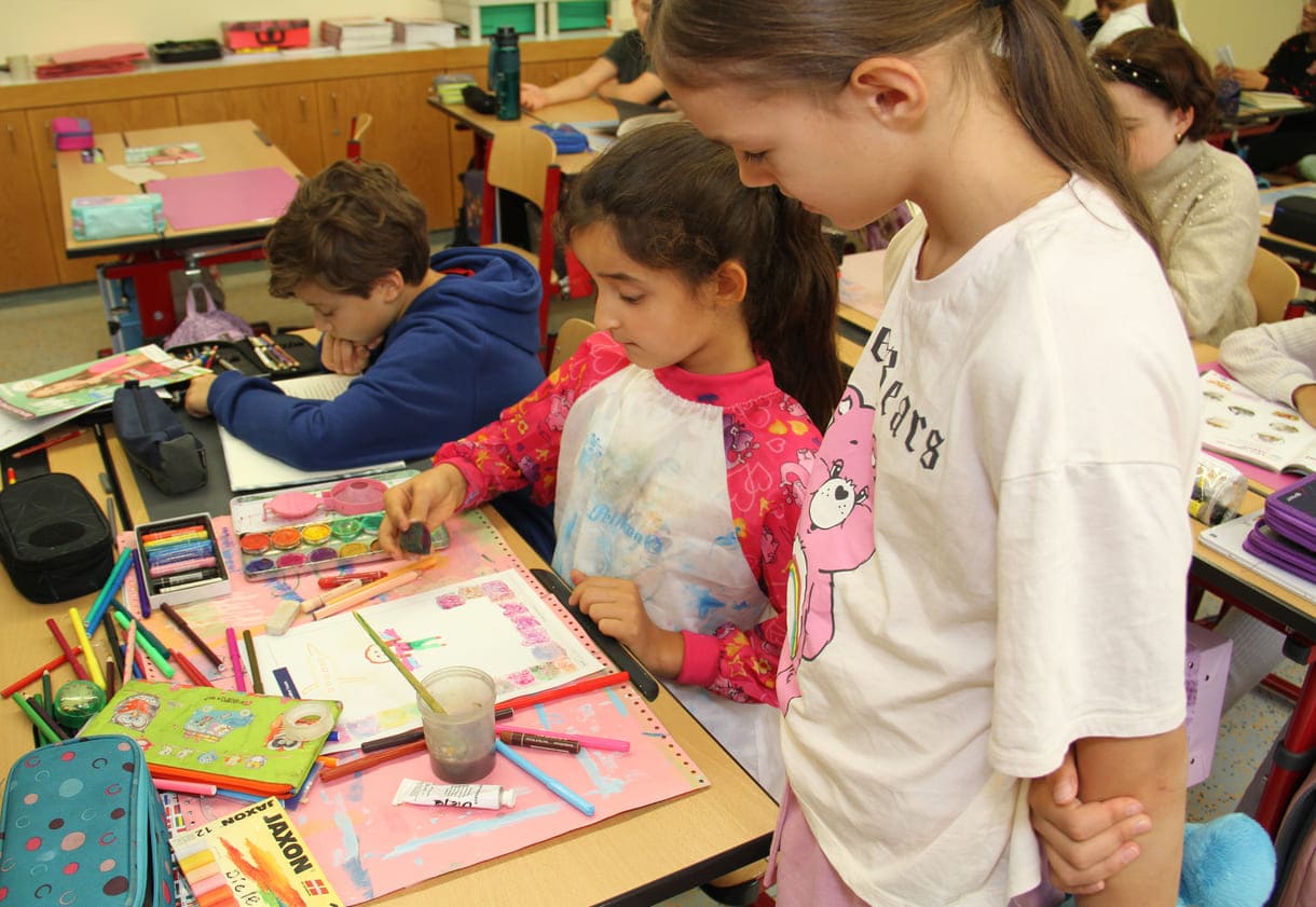 Volksschulkinder malen ihren jeweils größten Traum - und das für einen guten Zweck