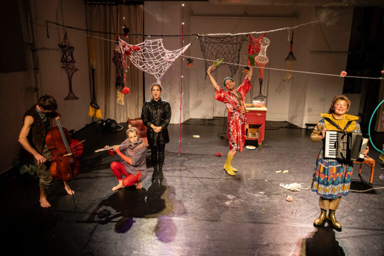 Szenenfoto aus "Die fürchterlichen Fünf"