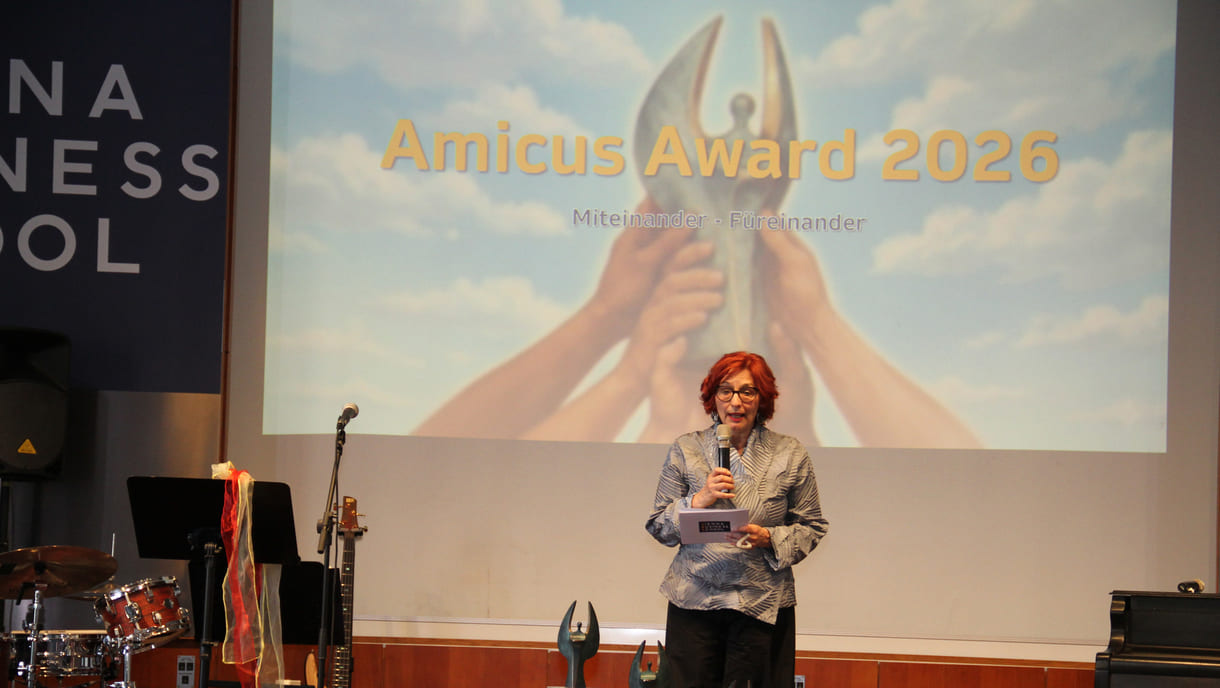 Schuldirektorin auf der Bühne begrüßte und unterstrich die Bedeutung des Amicus-Awrds als einen der Schwerpunkte der HAK I der VBS