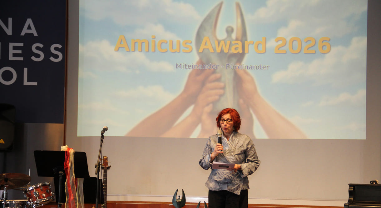 Schuldirektorin auf der Bühne begrüßte und unterstrich die Bedeutung des Amicus-Awrds als einen der Schwerpunkte der HAK I der VBS