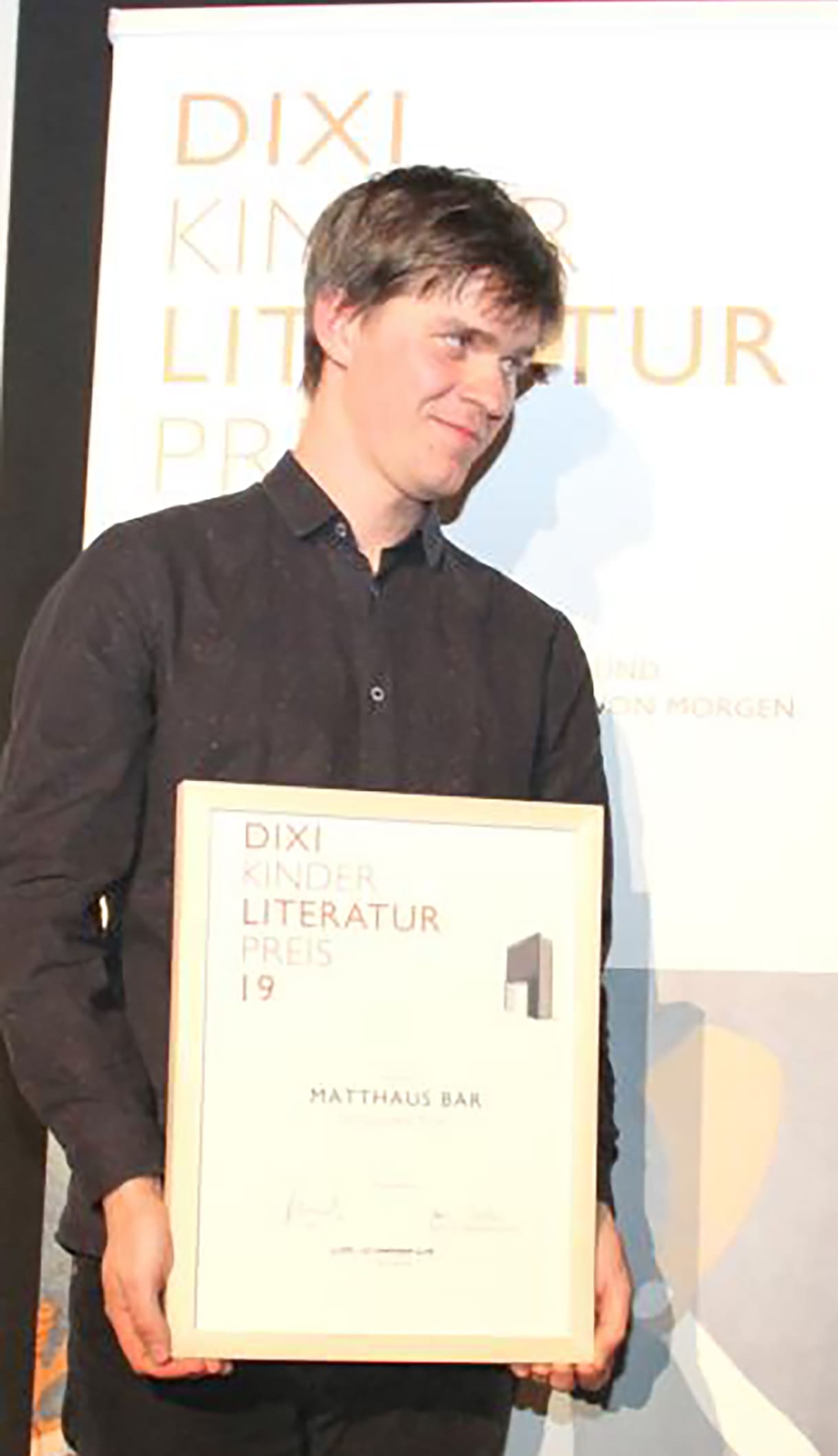 Matthäus Bär bei der Dixi-Kinderliteraturpreis-Verleihung 2019 mit seiner Urkunde