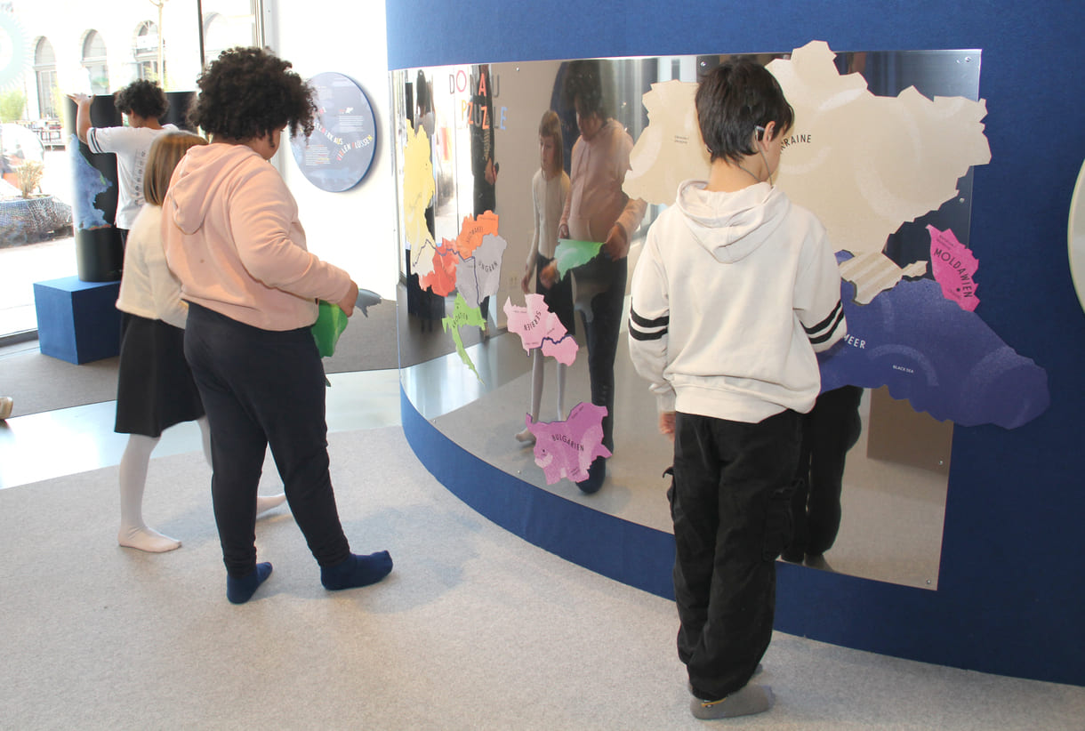 Kinder beim Puzzlen der zehn Länder durch die die Donau fließt