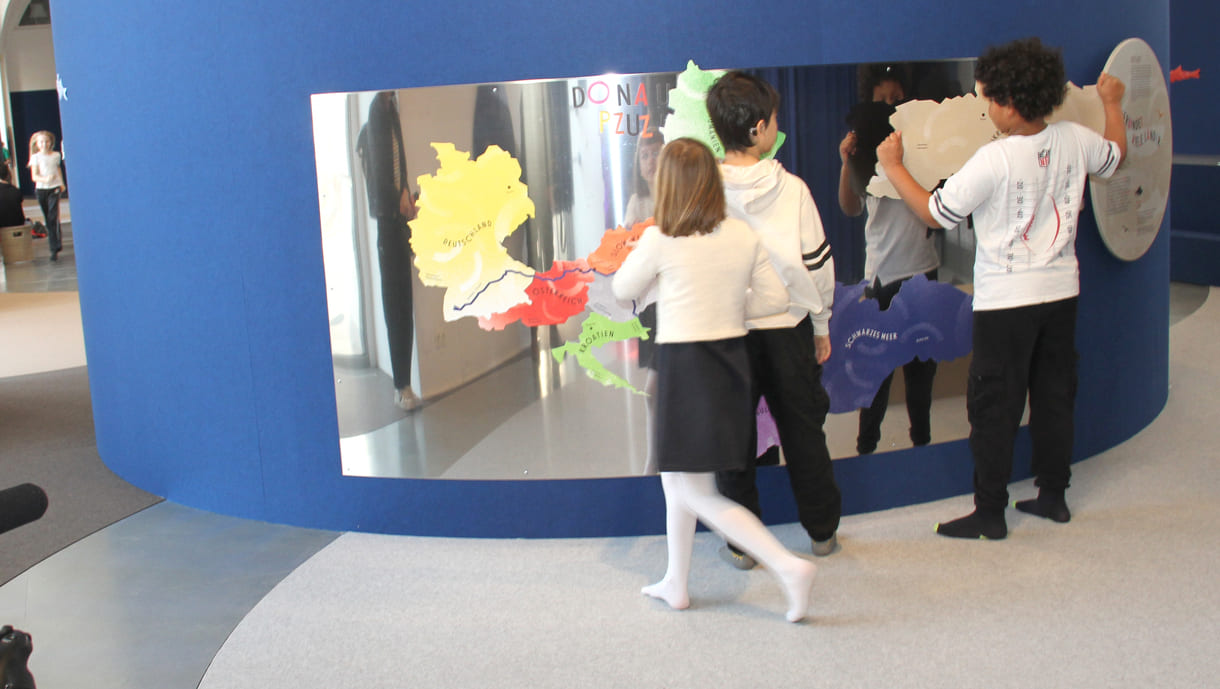 Kinder beim Puzzlen der zehn Länder durch die die Donau fließt