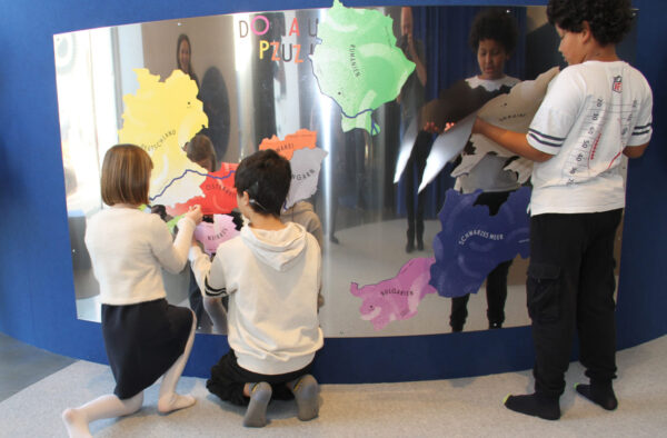 Kinder beim Puzzlen der zehn Länder durch die die Donau fließt