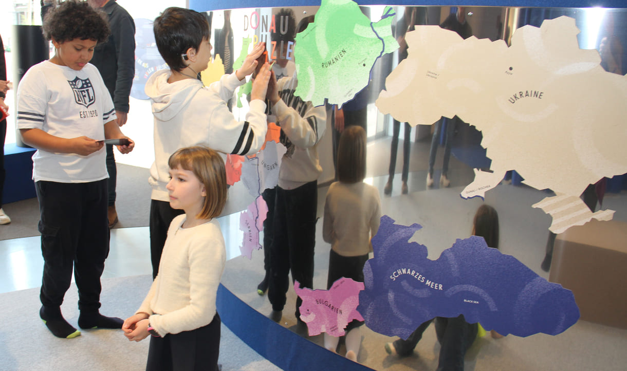 Kinder beim Puzzlen der zehn Länder durch die die Donau fließt