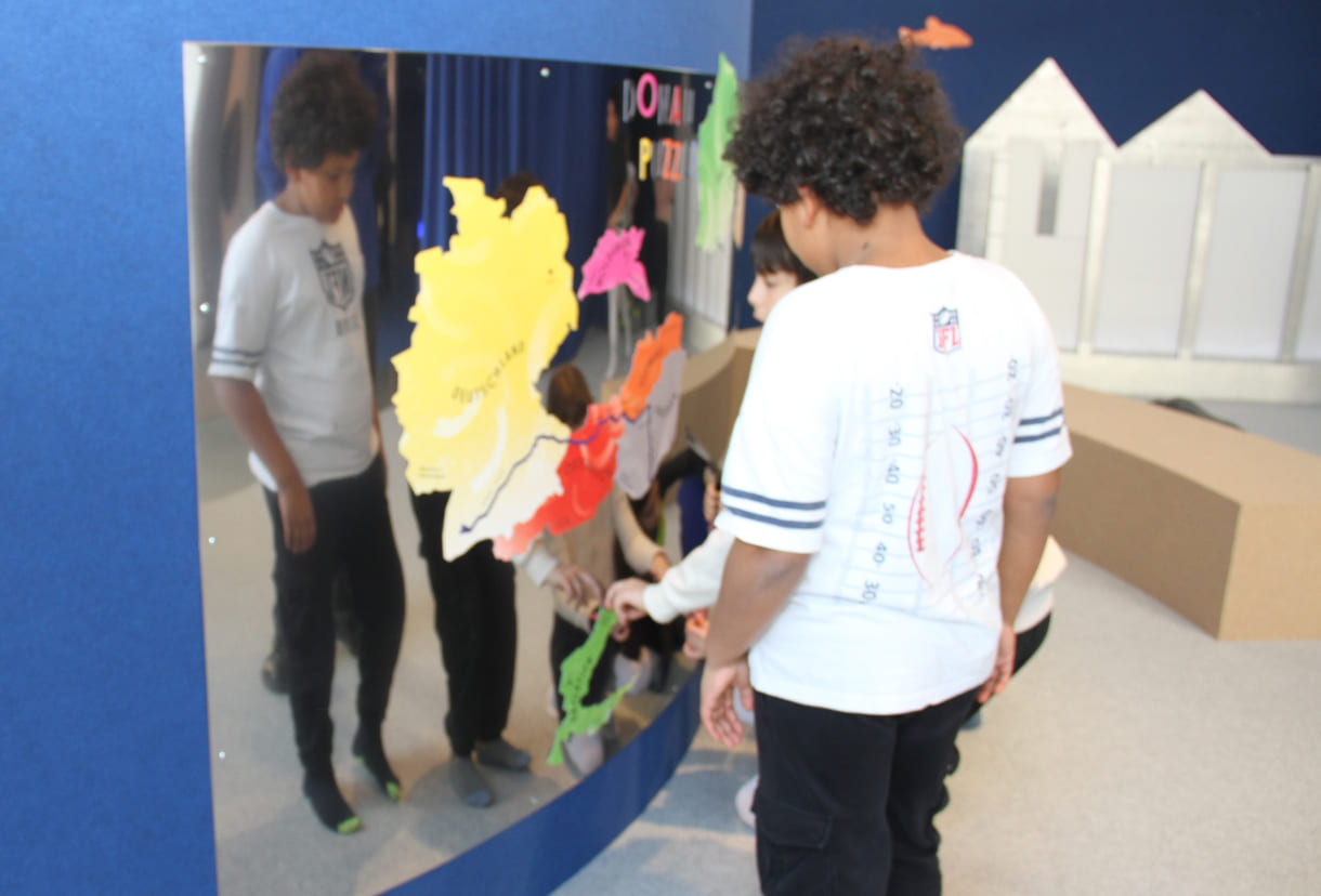 Kinder beim Puzzlen der zehn Länder durch die die Donau fließt