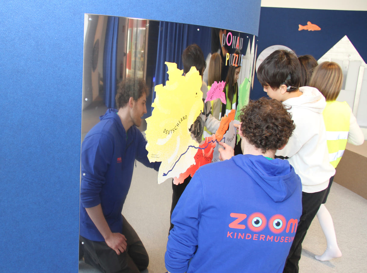 Kinder beim Puzzlen der zehn Länder durch die die Donau fließt