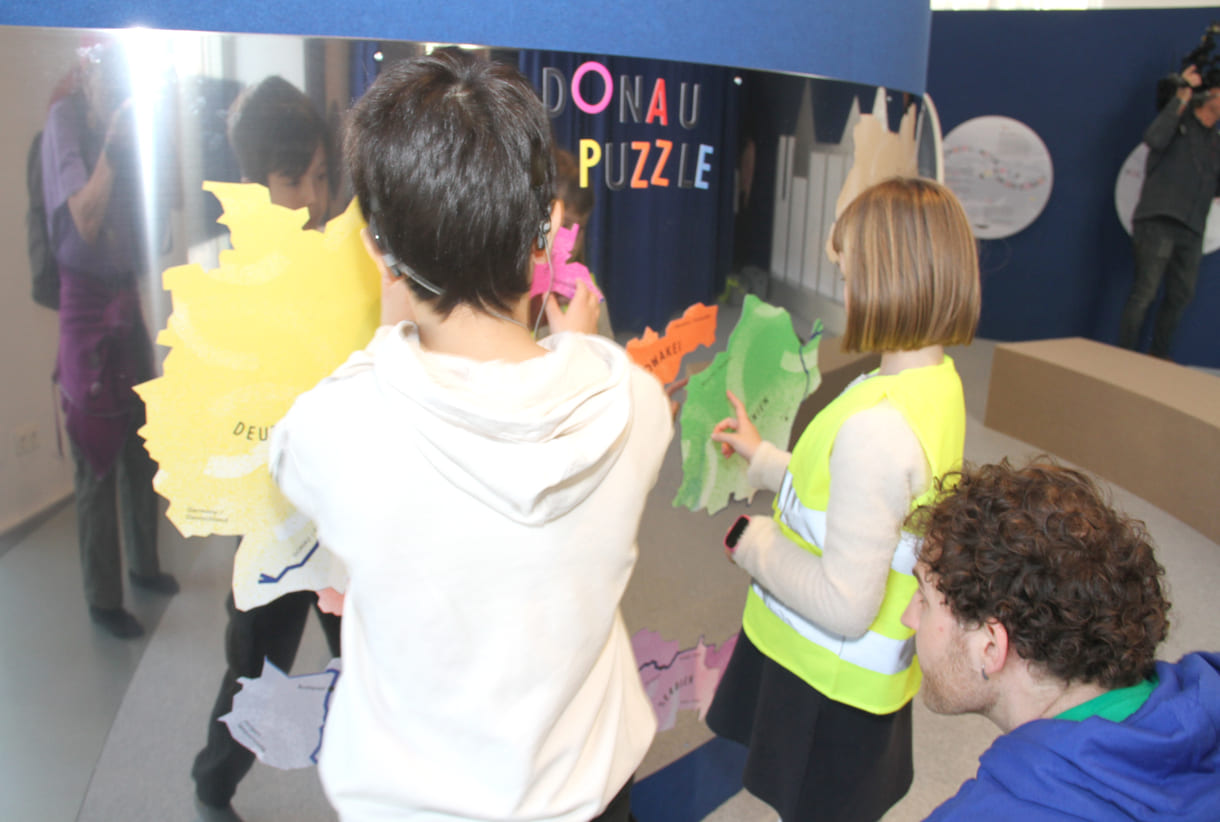 Kinder beim Puzzlen der zehn Länder durch die die Donau fließt
