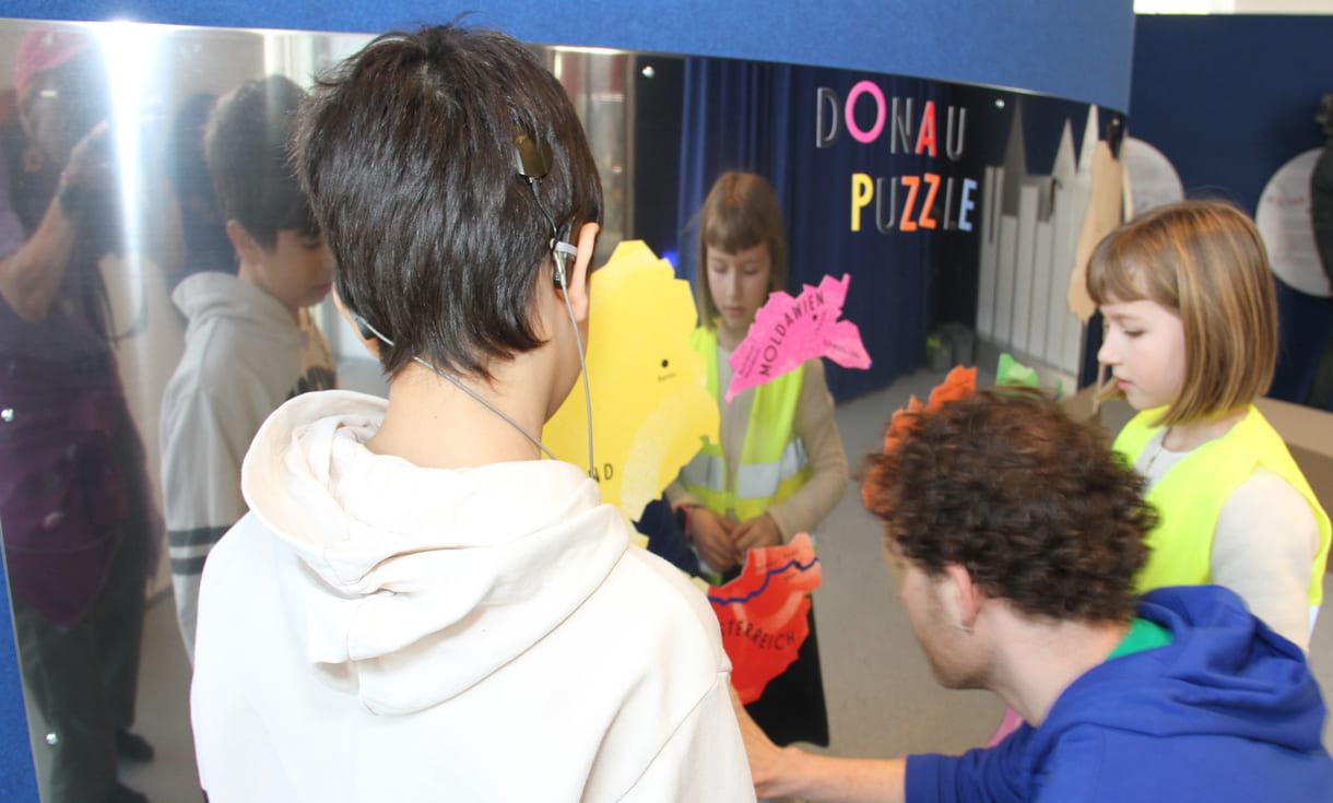 Kinder beim Puzzlen der zehn Länder durch die die Donau fließt