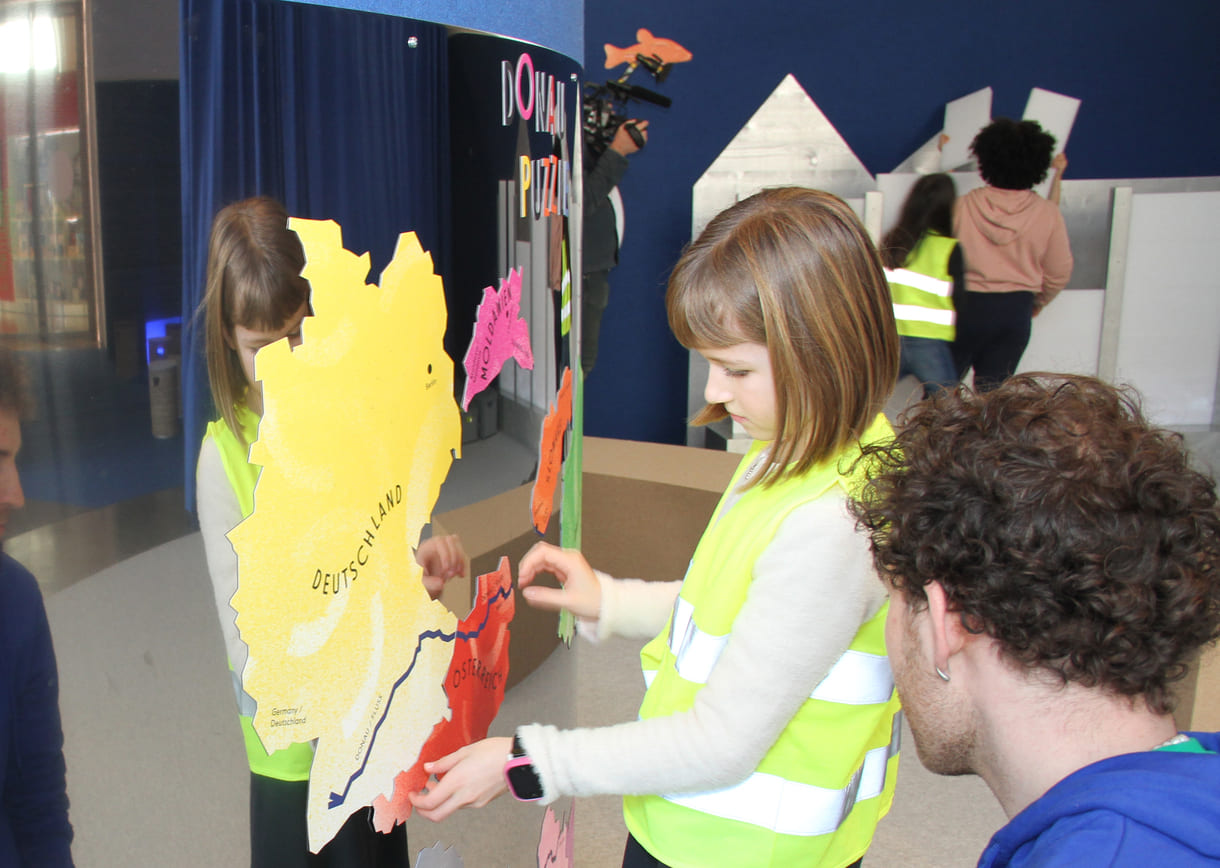 Kinder beim Puzzlen der zehn Länder durch die die Donau fließt