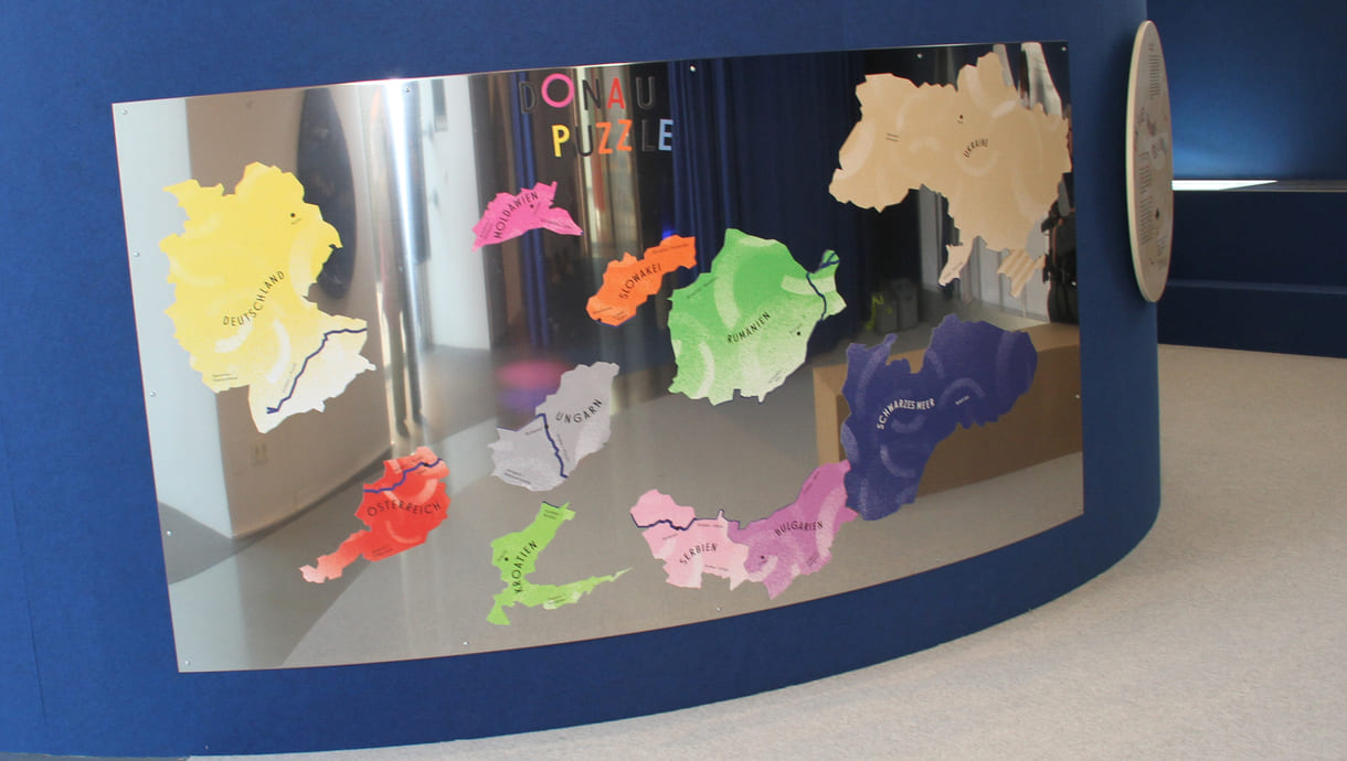 Kinder beim Puzzlen der zehn Länder durch die die Donau fließt