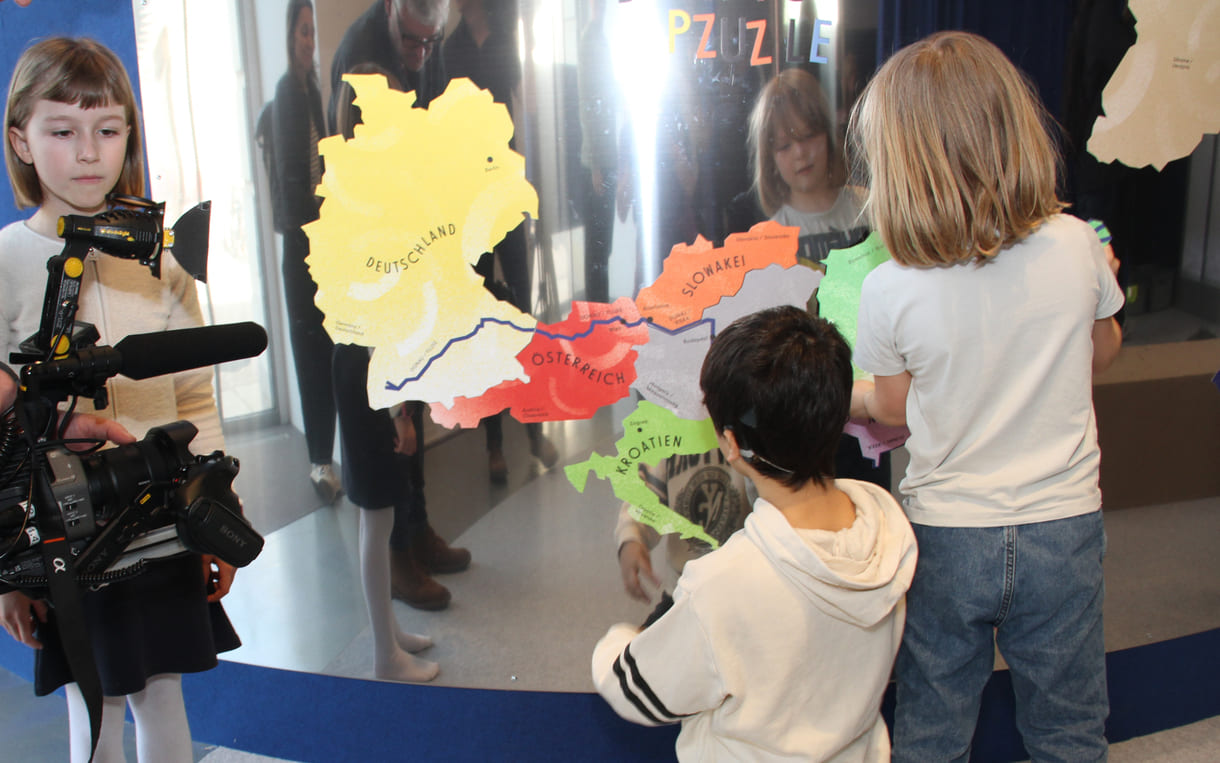 Kinder beim Puzzlen der zehn Länder durch die die Donau fließt