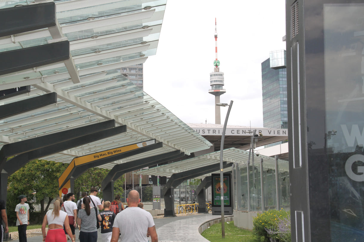 IM Hintergrund der alles überragende Donauturm