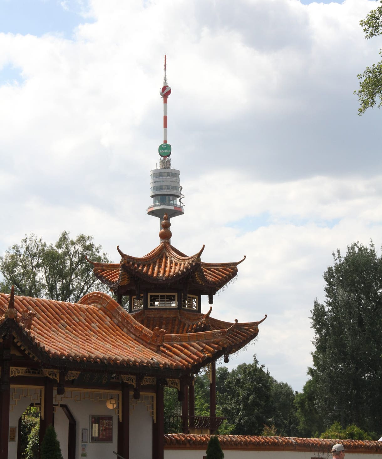Am Donaupark-Beginn eine China-Restaurant - dahinter der Donautrum zu sehen