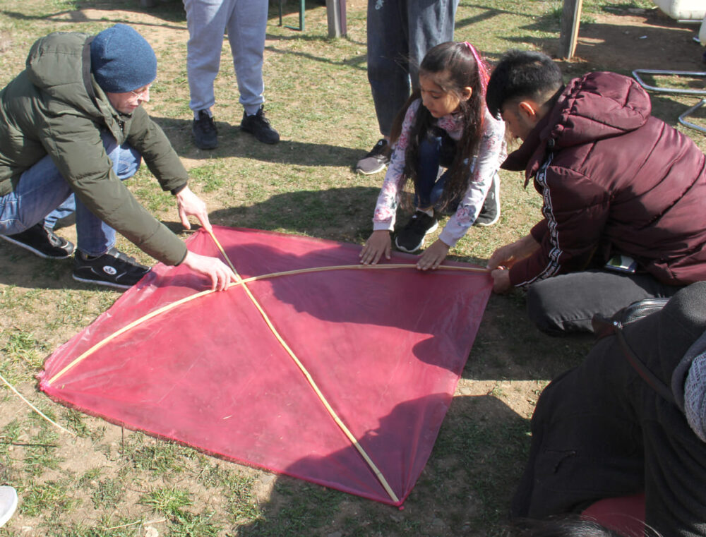 Flugdrachen basteln am Tag, an dem auch vorgezogen das krudisch-persische Neujahrsfest gefeiert wird - im Garten der Begegnung in Traiskirchen