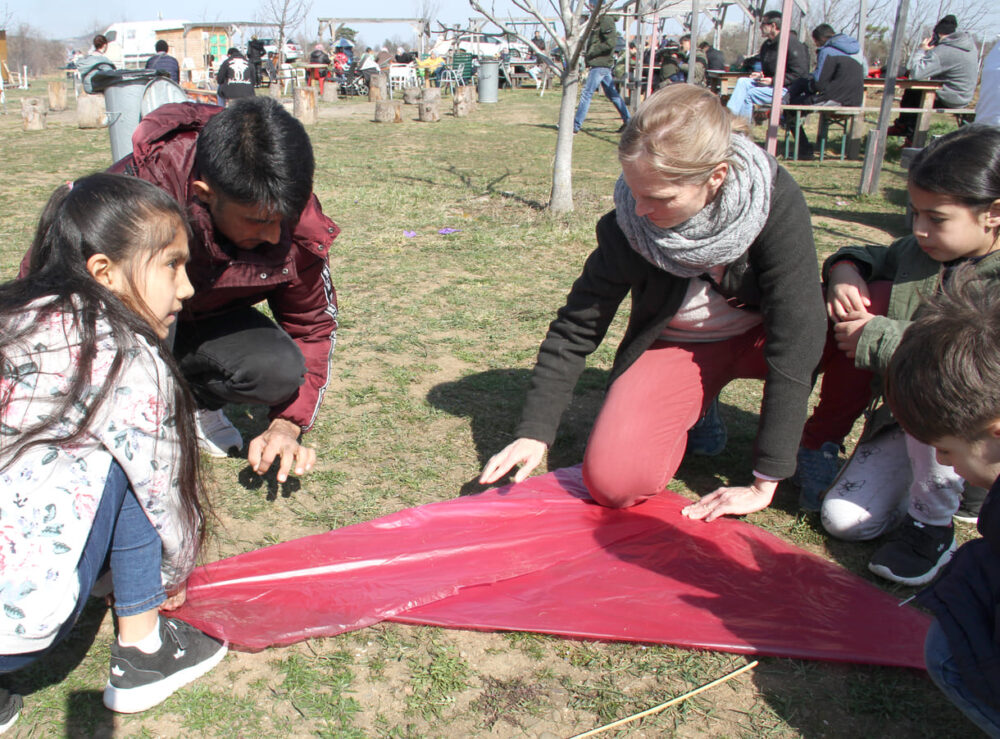 Flugdrachen basteln am Tag, an dem auch vorgezogen das krudisch-persische Neujahrsfest gefeiert wird - im Garten der Begegnung in Traiskirchen