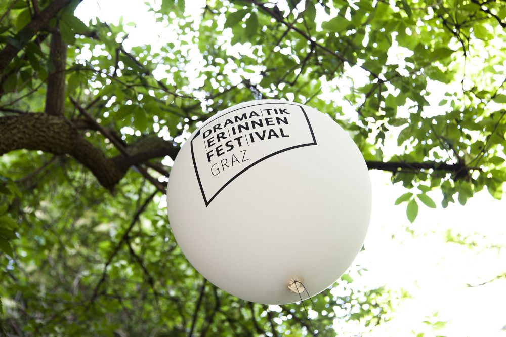 Großer weißer Ballon mit der Aufschrift DramatikerInnenFestival