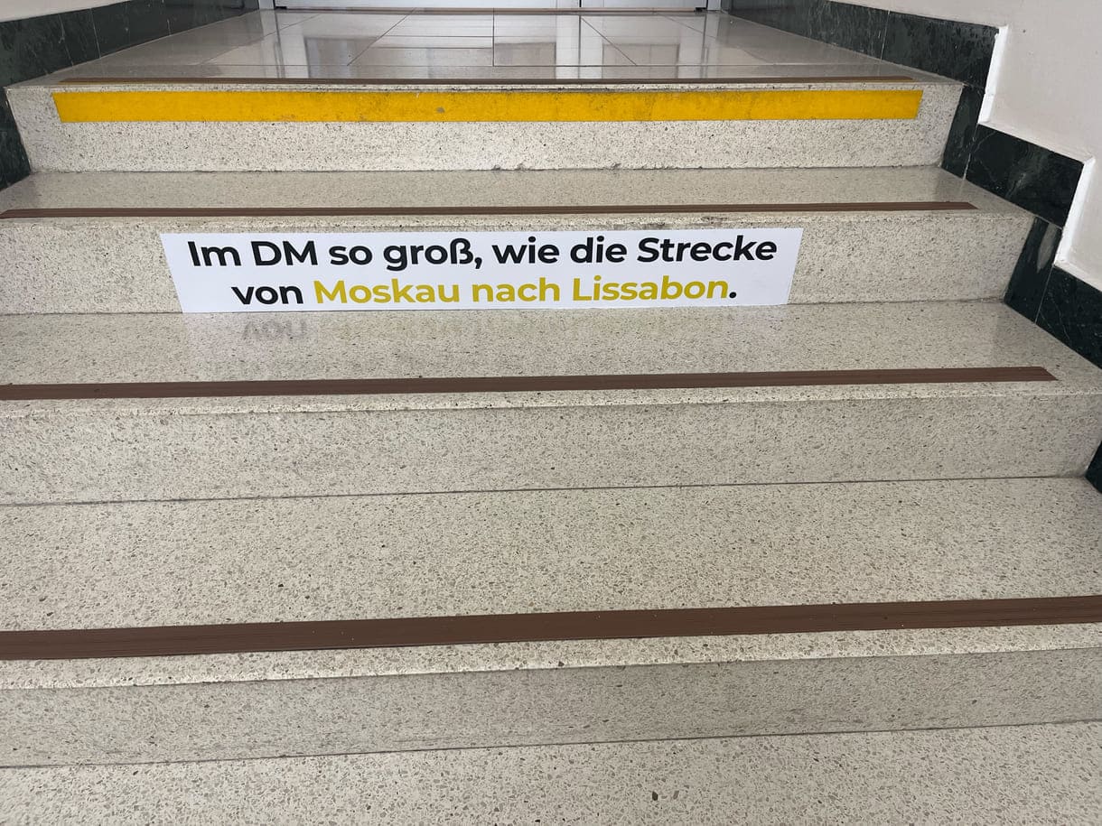 Der Mond passt von seinem Durchmesser her leicht zwischen Lissabon und Moskau (Entfernung der beiden Städte 3900 Kilometer, Mond-Druchmesser: knapp 3500 km); Animiert zum Stiegensteigen in der Klinik Landstraße: Jedes Stockwerk zu Beginn eine interessante Frage und gegen Ende die Antwort