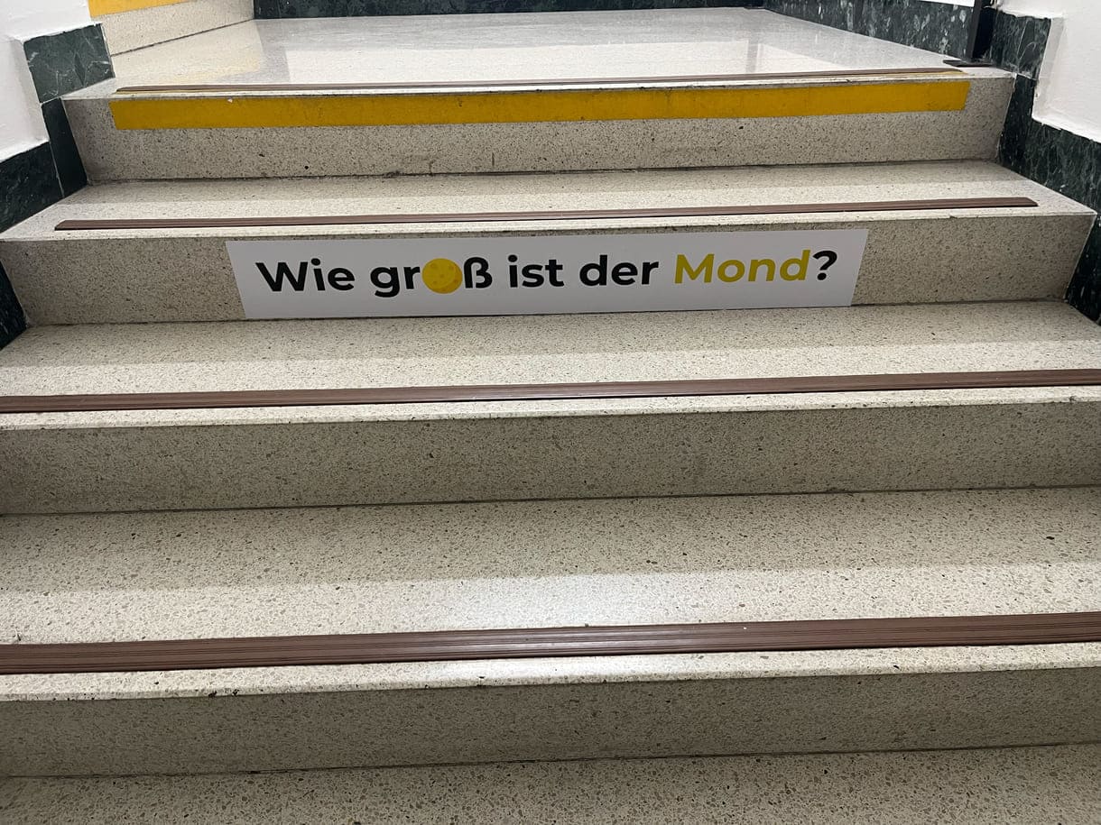 Der Mond passt von seinem Durchmesser her leicht zwischen Lissabon und Moskau (Entfernung der beiden Städte 3900 Kilometer, Mond-Druchmesser: knapp 3500 km); Animiert zum Stiegensteigen in der Klinik Landstraße: Jedes Stockwerk zu Beginn eine interessante Frage und gegen Ende die Antwort; Die Mondfrage zwischen Stock 12 und 13!