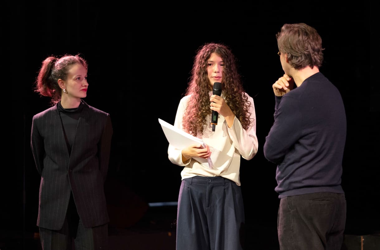 Drittplatzierte bei Texte.wien 2025: Bruna Karolyi mit Melina Papoulia, Dramaturgi-Assistentin am Schauspielhaus Wien und Markus Meyer, Burgschauspieler und Obmann des Vereins Literarische Bühnen Wien