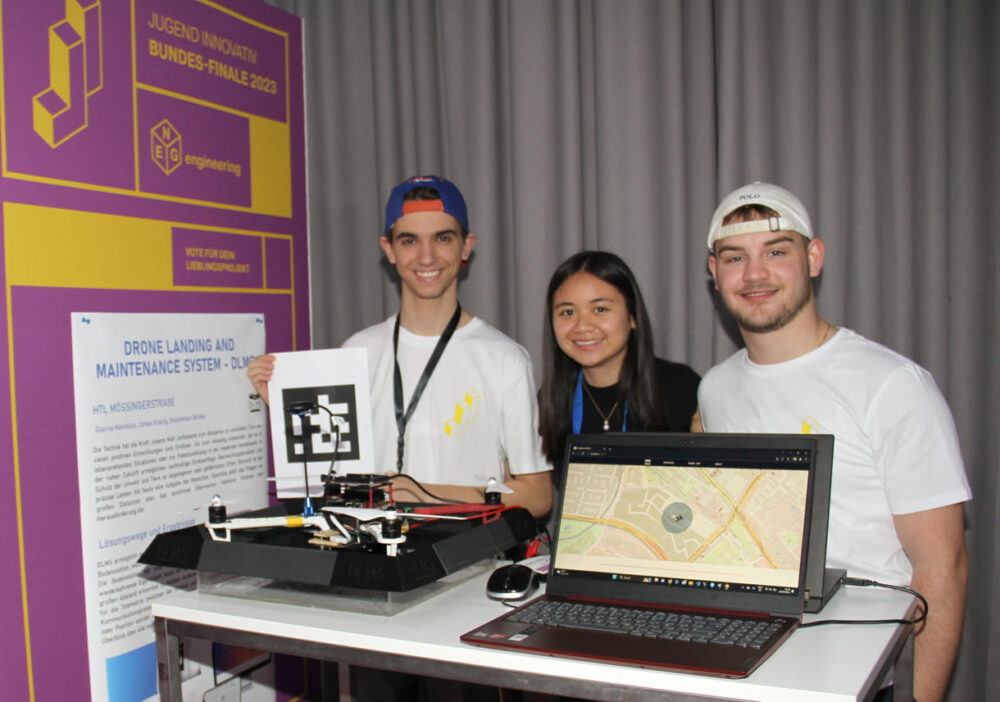 Jonas Granig, Gianna Mendoza und Maximilian Binder erklären ihr Drohnen-Lande-System