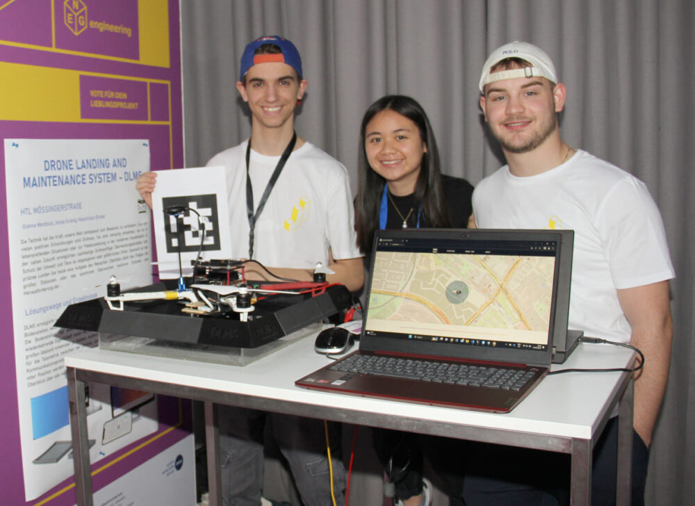 Jonas Granig, Gianna Mendoza und Maximilian Binder erklären ihr Drohnen-Lande-System