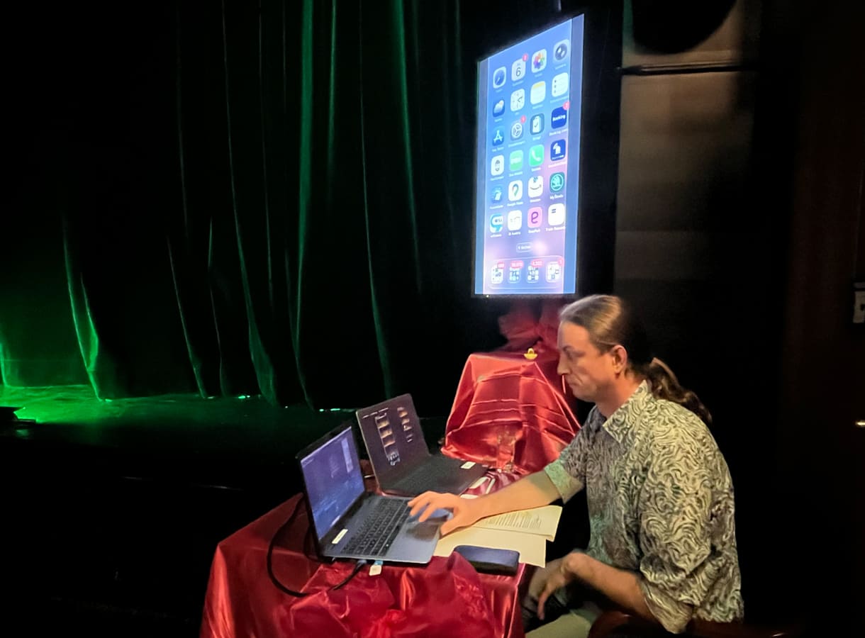 Von hier werden die Live-Videos sowie Bildanimationen gesteuert, an den 