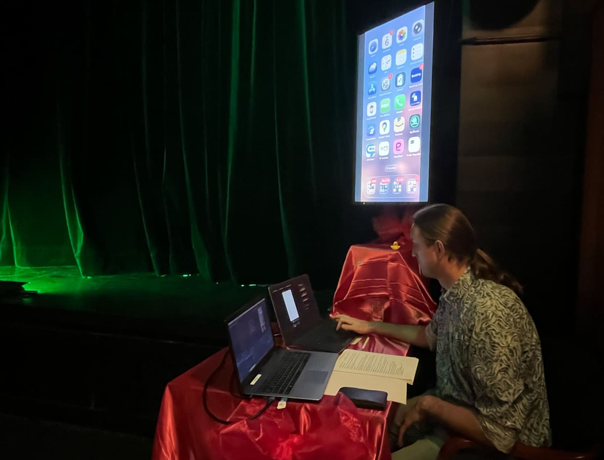 Von hier werden die Live-Videos sowie Bildanimationen gesteuert, an den 