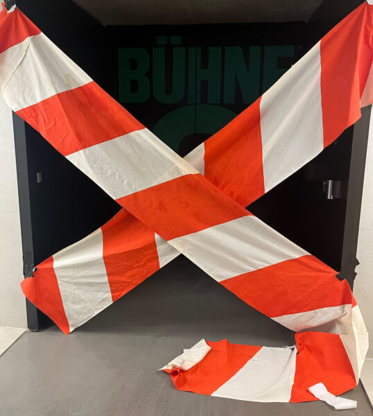Breites Absperrband vor Bühne 2 im Dschungel Wien, Teil der Performance "Brachland"