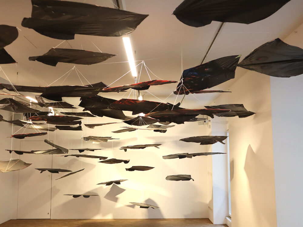 Der Teil der Ausstellung mit den dunkel bemalten Drachen, die fast wie ein Geschwader aus Kampfflugzeugen wirken