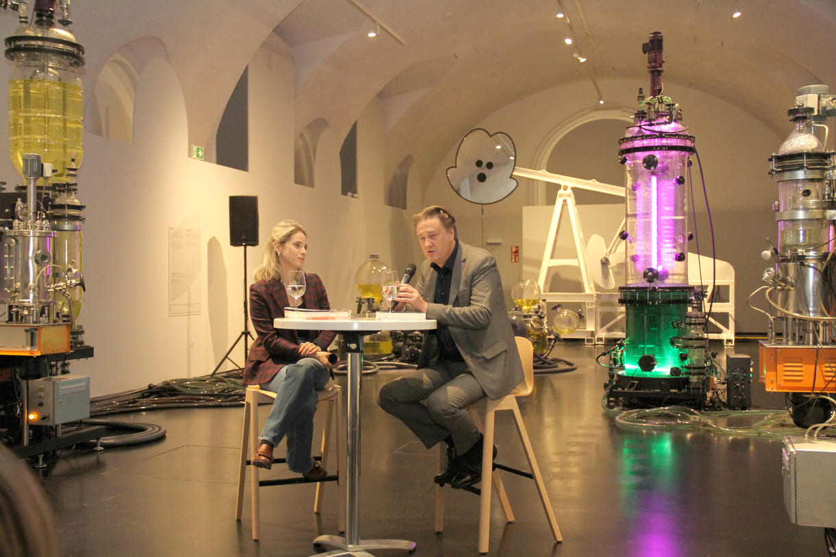 Künstler Thomas Feuerstein im Gespräch mit der Kuratorin Verena Kaspar-Eisert und Mitherausgeberin des Katalogs zu seiner Installation 