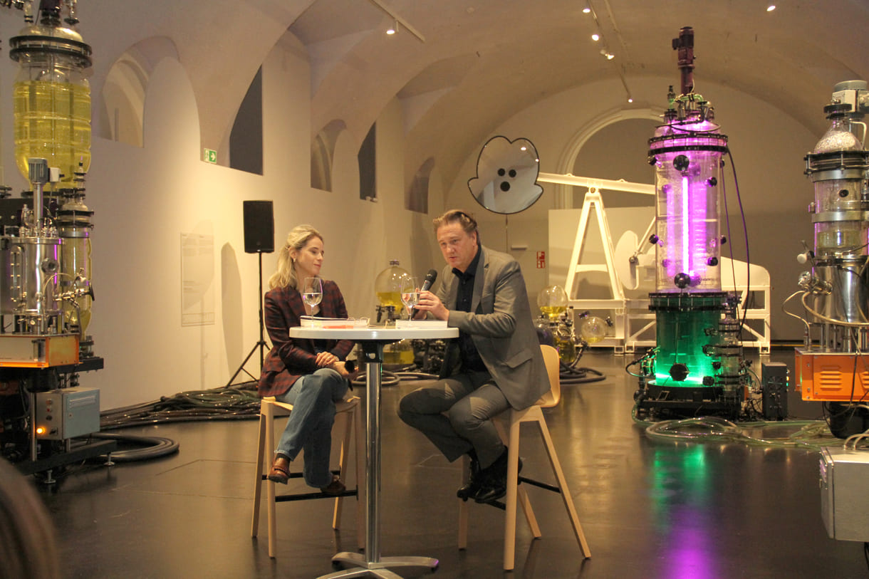 Künstler Thomas Feuerstein im Gespräch mit der Kuratorin Verena Kaspar-Eisert und Mitherausgeberin des Katalogs zu seiner Installation 