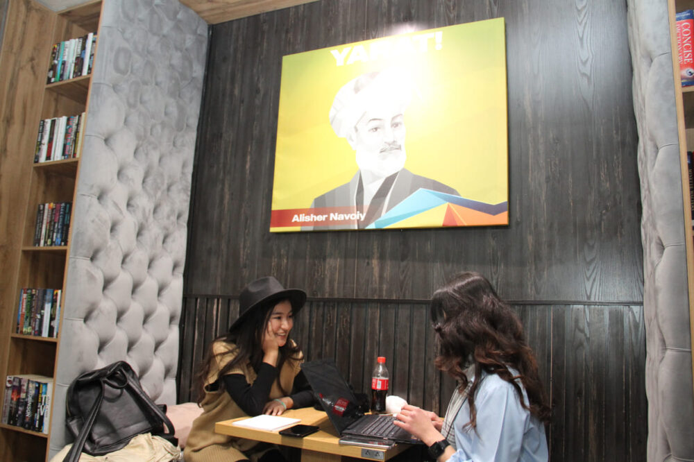 Xojira und Feruza in einer der Bibliotheks-Café-Nischen