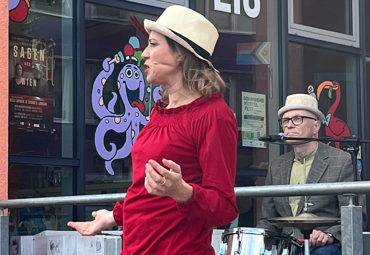 Rita Luksch erzählt lebendig Sagen aus wien, Georg O. Luksch untermalt atmosphärisch mit Musik