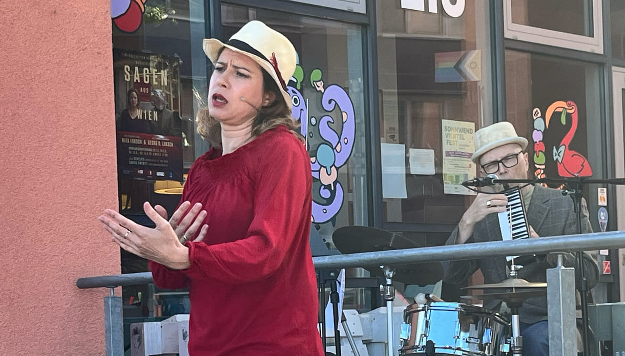 Rita Luksch erzählt lebendig Sagen aus wien, Georg O. Luksch untermalt atmosphärisch mit Musik