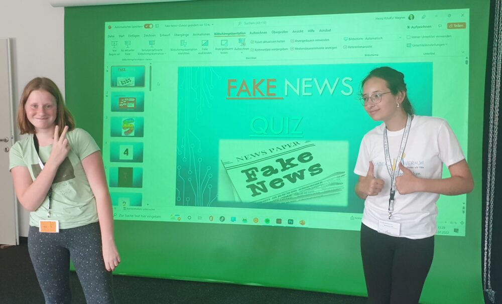 Zwei Workshop-Teilnehmerinnen erstellten einen Fake-News-Quiz